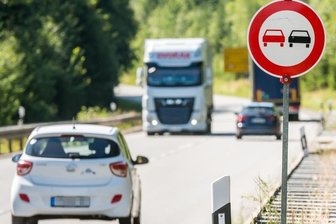 Auf B 174 darf teilweise nicht überholt werden - Auf der B 174 zwischen Marienberg und Reitzenhain darf derzeit nicht überholt werden. Grund hierfür sind Schäden an der Mittelnaht. 