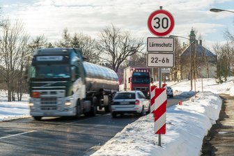 Auf B 174 in Reitzenhain gilt Tempo 30 ab Montag ganztägig - Tempo 30 auf der B 174 gilt ab Montag in Reitzenhain nicht mehr nur nachts, sondern den ganzen Tag.