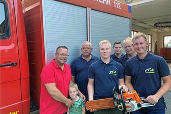 Auf Baby-Alarm folgt Spenden-Alarm: Wieder Grund zur Freude bei der Feuerwehr Unterheinsdorf - Diese Säge hat bald ausgedient. Allianz-Generalvertreter Enrico Dieball mit Sohn Willy, Wehrleiter Uwe Eichhorn, Ben Gerisch (Vize-Gerätewart), Fynn Müller, Maschinist Chris Puchta und Gerätewart Niclas Wegner (von links).