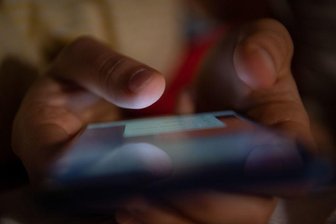 Betrüger haben einer Seniorin mit zwei Betrugs-SMS über 10.000 Euro abgenommen.
