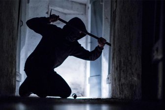 Auf Beutezug in Fabrikgebäude in Auerbach: Werkzeuge und E-Gitarre weg - Die Täter hebelten ein Werkstatttor auf.