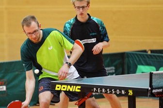 Auf Bezirksebene unschlagbar - Im Einzel-Finale Gegner, im Doppel-Wettbewerb vereint und nicht zu schlagen: Toni Krauß (links) vom TSV 1872 Pobershau und Florian Kaulfuß vom TTC Sachsenring Hohenstein-Ernstthal.