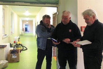 Auf böse Überraschung folgt in Limbach teure Sanierung - Bürgermeister Jens Göbel, Bauleiter Michael Beil und Futurum-Geschäftsführer Siegfried Kost bei der Bauberatung.