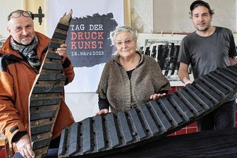 Auf Brockhage-Spuren in Bermsgrün: Mühlrad-Drucke erinnern an berühmten Künstler - Bereiten die Aktion des Vereins Atelier Hans Brockhage zum Tag der Druckkunst vor: Peter-Paul Brockhage, Anna-Franziska Schwarzbach und Moritz Richard Schmidt (v. l.) mit alten Mühlrad-Fragmenten, die nun wieder zum Drucken genutzt werden. 