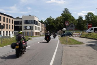 Auf Bundesstraße im Erzgebirge gilt plötzlich Tempo 30 - Links eine Pflegeeinrichtung, rechts ein „Penny“ – dazwischen nun Tempo 30 auf der B 101.