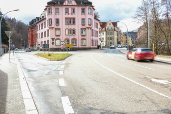 Auf Bundesstraße im Erzgebirge startet nächster Bauabschnitt: Was Autofahrer wissen müssen - Auf der Wettinerstraße werden ab Freitag die Bauarbeiten im dritten Bauabschnitt fortgesetzt .