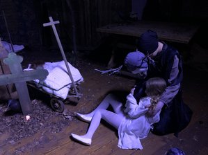 Auf Burg Schönfels regiert das Gruseln - Spielszene aus der "Legende vom Reh".