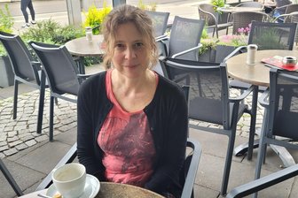 Auf Burg Schönfels werden Extrawürste gebraten - Isabel Stahl plaudert bei einem Cappuccino über ihre Arbeit als Regisseurin des Stückes „Extrawurst“.