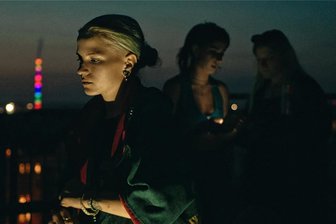 Auf „Chemkids“ folgt „Eastkids“: Filmische Einblicke in Jugend und Identität einer Stadt im Wandel - Vibrieren und bunt, so beschreibt Regisseur Julius Gintaras Blum seinen Blick, wie hier im Foto, auf die Stadt. Die Erwartungen an eine ostdeutscheÄsthetik will er mit seinen Bildern wie diesem brechen