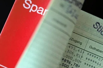 Auf das Sparbuch gibt es wieder Zinsen - Die Aussichten für Sparer werden etwas besser.