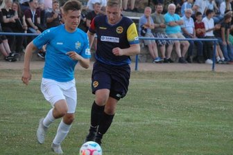Auf das Torefestival folgt ein Gänsehautmoment - Klare Sache vor toller Kulisse: Die Chemnitzer Regionalliga-Kicker, hier mit Tim Kortüm (l.) gegen Tom Dombrowski, gewannen in Lunzenau vor 670Zuschauern mit 16:0. 