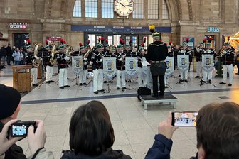 Auf Dauer-Tour: Musiker aus dem Erzgebirge haben im Advent „pickepacke vollen“ Kalender - Begehrtes Fotomotiv und besonderer Ohrenschmaus: Das Bergmannsblasorchester Aue-Bad Schlema hat seine Adventstour auf dem Hauptbahnhof in Leipzig eröffnet.