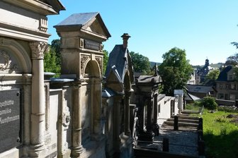 Auf dem alten Georgenfriedhof in Schwarzenberg werden einige Bäume entfernt - Der alte Georgenfriedhof mit seiner Gruftmauer wurde ab 2016 zu einem innerstädtischen Park entwickelt.