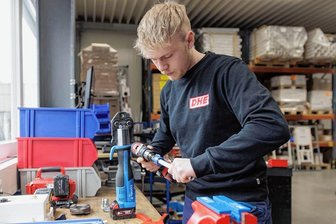 Auf dem Ausbildungsmarkt im Erzgebirge klafft eine Lücke zwischen Angebot und Nachfrage - Franz Freyer aus Gornsdorf gehört zu den Vorzeige-Lehrlingen bei Drechsler Haustechnik in Ehrenfriedersdorf.