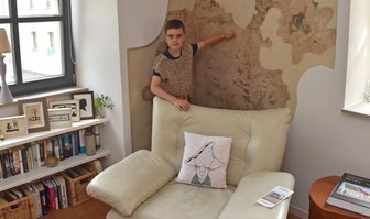 Auf dem Dach der Silberstadt - Bei der Sanierung haben die Borrmanns die alte Bausubstanz berücksichtigt, die Sohn Felix zeigt, und in die moderne Gestaltungsweise einbezogen.