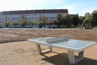 Auf dem Festplatz geht es voran - Die Umgestaltung des Festplatzes an der Lessingstraße in Flöha ist einen großen Schritt vorangekommen. Die Parkplätze sind freigegeben, erste Spielgeräte und Bänke stehen.