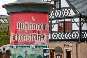 Auf dem Hohenstein-Ernstthaler Altmarkt ist noch Weihnachtszeit - Auf den Litfaßsäulen in Hohenstein-Ernstthal wird noch für die Weihnachtszeit geworben.