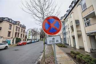 Auf dem Kaßberg wird es ab Montag beim Parken eng - Auf der Ahornstraße stehen bereits jetzt Parkverbotsschilder, die ab Montagfrüh gelten.