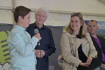 „Auf dem Kettenkarussell wird mir heute schlecht“: Warum Zwickaus OB Constance Arndt trotzdem kein Volksfest in der Stadt auslässt - Volksfest-Fans im Gespräch: OB Constanze Arndt und Nachwuchs-Schausteller Bruno (12).