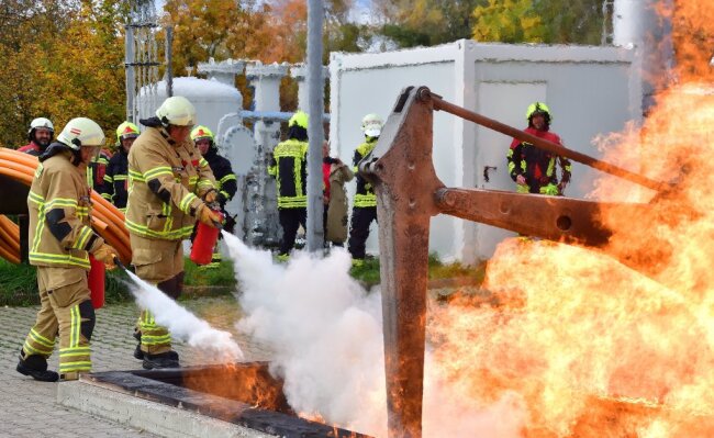 Auf dem "Männerspielplatz": Wie Freiwillige Feuerwehren in Freiberg den Ernstfall üben - 