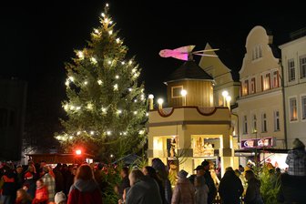 Auf dem Markt in Hainichen wird es festlich: Baum und Pyramide kehren im November zurück - Wie auch in den vergangenen Jahren (Foto), soll wieder ein Weihnachtsbaum den Markt von Hainichen zieren.