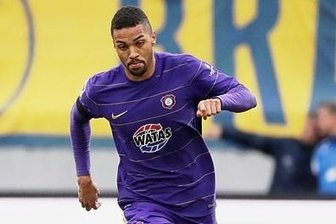 "Auf dem Platz liefere ich ab" - Aues Innenverteidiger Malcolm Cacutalua führt den Ball eng am Fuß.