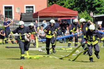 Auf dem Schützenplatz in Mittweida fließen Wasser und Schweiß - Feuerwehrwettkampf Löschangriff: Das Team Altmittweida II startet. 