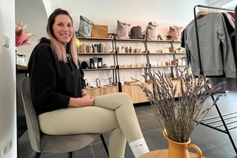 Auf dem Sofa geboren: Aus Geschäftsidee in Frankenberg wird Realität - Janine Förster hat sich mit ihrem Wunder-artig Concept Store einen Wunsch erfüllt. Die 35-Jährige bietet am Baderberg 7 Bekleidung aus Bio-Baumwolle, ausgesuchte Stücke für die Kleinen und Deko an - nachhaltig und fair gehandelt.