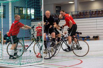 Auf dem Sprung: Freiberger Radball-Routiniers kämpfen um den Aufstieg - Patrick Paschke (v.) und René Berthel (h.) vom TV Freiberg III sind am Sonntag Gastgeber des 3. Spieltages der Bezirksklasse.