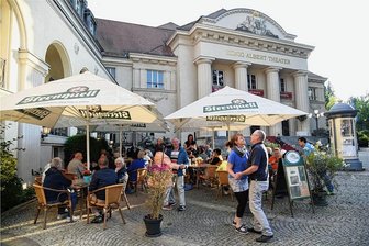 Auf dem Theaterplatz in Bad Elster wird wieder getanzt - Gut besucht war der Auftakt der Neuauflage der Freilichtkonzerte am Theaterplatz in Bad Elster. Dabei wurde auch ausgelassen getanzt.