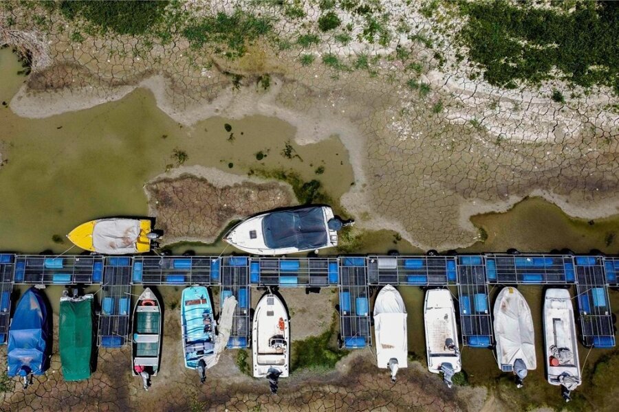 Auf dem Trockenen: Die fast apokalyptische Dürre in Norditalien - Kaum noch Wasser im Po. Die Boote, die sonst auf dem Fluss schippern, liegen nun auf dem Trockenen. 