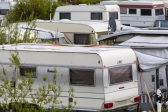 Auf dem Weg in den Urlaub: Wohnwagen auf B173 verloren -