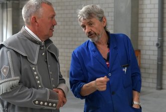 Auf dem Weg zu Qualität und Klang der alten Meister - Volker Haupt (l.), der Vorsitzende des Freiberger Hilligervereins, im Gespräch mit Frank Gebhardt, der für den Formguss verantwortlich ist.