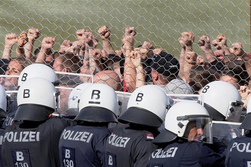 Auf dem Weg zur Festung Europa - Bei der Grenzschutzübung "Proborders" in Spielfeld an der österreichischen Grenze zu Slowenien stehen Polizisten den Flüchtlingsdarstellern gegenüber. Die Übung soll die Polizei in der Abwehr von Flüchtlingen schulen.