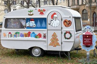 Auf dem Wunschzettel von Kindern: "Kein Corona mehr" - Am Freiberger Wernerplatz hat der Weihnachtsmann einen Wohnwagen mit Wunschbriefkasten. geparkt, um sich fix mal ausruhen zu können
