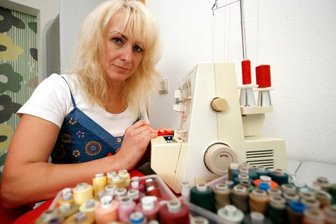 Auf den Leib geschneidert - Gesine Jäkel an ihrer Nähmaschine. Sie hat die Kostüme der Voltigiergruppe in Flöha genäht. Dazu benutzte sie eine sogenannte Overlock-Maschine, die eine Sicherheitsnaht näht, die dehnbar ist.