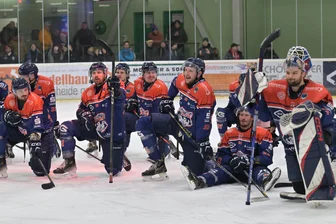 Auf den letzten Drücker: Eishockey-Wölfe aus dem Erzgebirge lösen Finalticket - Ein Bild sagt mehr als 1000 Worte: Erleichtert und erschöpft feierten die Schönheider Wölfe am Dienstag mit ihren Fans den Einzug ins Regionalligafinale.