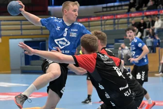 Auf den letzten Drücker: Handball-Keeper hält Heimsieg fürs Auer Juniorteam fest - Nico Planken und das Auer Juniorteam haben sich gegen Staßfurt einen torreichen Heimsieg erkämpft.