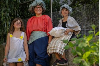 Auf den letzten Drücker: Kostüme für Fabulix selbst gemacht - Lotte, Laura und Lina (v. l.) haben sich für die „Freie Presse“ in Märchenfiguren verwandelt.