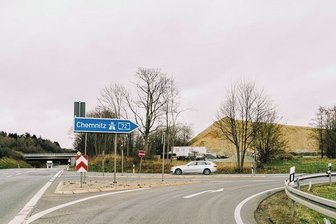 Auf den neuen Bergen an der A 72 bei Reichenbach wird's wohl bald grünen - Autobahn-Anschlussstelle Reichenbach. Seit dem vergangenen Jahr markieren große Erdhügel die Auffahrten.