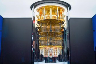 Auf den Schultern von Giganten - Die Amerikaner haben ihn schon: einen Quantencomputer der Serie "Q System One"von IBM. Auch in Deutschland sollen nun diese neuen und extrem leistungsfähigen Rechner entwickelt werden.