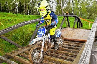 Auf den Spuren der Enduro-Elite - Henry Richter musste beim 2. Lauf des Enduro-Jugend-Cups Ost in Hohndorf auch über eine kleine Holzbrücke fahren. 