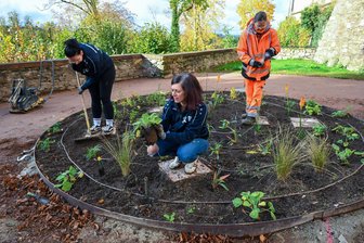 Auf den Spuren der Grafenfamilie: Kräutergarten im Schloss Wolkenburg in Limbach-Oberfrohna erhält neues Leben - Franziska Aurich-Landgraf, Daniela Aurich und Daniela Lichtenstein (von links) bei der Bepflanzung.