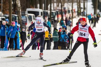 Auf den Spuren der großen Schwester - Für den gastgebenden ATSV Gebirge/Gelobtland waren sieben Sportler am Start. Dazu gehörte auch Marie Makosch (links), die hier zusammen mit Josy Kiesel von der TSG Bau Hammerbrücke auf der Zielgeraden des Sprints zu sehen ist. Während sie im Prolog auf Platz 17 lief, reichte es im Klassik-Rennen tags darauf nur zu Rang 29. 