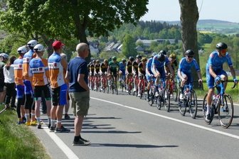 Auf den Spuren der Profis - An der ersten Bergwertung nahe Waldkirchen feuerten Trainer Klaus Fischer und seine Schützlinge den Ex-Venusberger Moritz Kretschy an. 