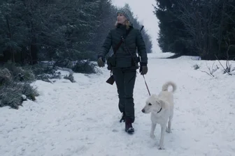 Auf den Spuren des Erzgebirgskrimis: Geführte Wanderung zu den Drehorten - Die Teilnehmer werden an die Drehorte von „Wintermord“ geführt - im Bild eine Szene mit Försterin Saskia Bergelt (Teresa Weißbach).