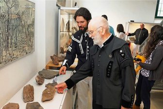 Auf den Spuren des Schwarzen Goldes: Ausstellung in Reinsdorf widmet sich dem Bergbau - Günter Aurich (vorn) und Joe Jacob sahen sich in der neuen Ausstellung "Das Schwarze Gold" in Reinsdorf um.