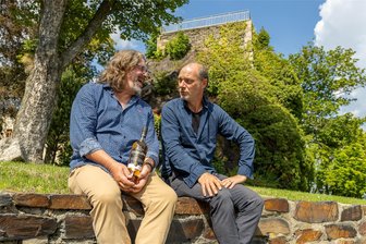 Auf den Spuren eines leckeren Whiskys - Tatort-Kommissar Brambach ermittelt im Vogtland - Der Gründer der Dresdner Whisky-Manufaktur, Frank Leichsenring (links), zeigte Tatortkommissar Martin Brambach seine vogtländische Heimat.