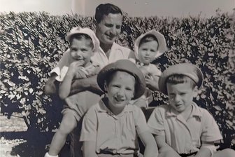 Auf den Spuren eines Reichenbacher Juden - Herbert Niklas mit seinen drei Söhnen Zohar und Giora (hinten von links), Amnon (von links) und einem weiteren Jungen, der in der Familie aufwuchs, im Kibbuz, das zum Lebensmittelpunkt der Familie wurde. Zohar Niklas kommentierte das Foto: "Der Aufbruch in ein neues Leben nach dem Schrecken, den er in seiner eigenen Heimat erlebt hatte, auf der Suche nach einer neuen Heimat."