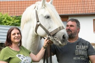 Auf den Spuren erzgebirgischer Braukunst - Conny Pötzscher und Maik Reichel mit dem Kaltblut-Hengst Benito. Bald geht es wieder auf die Bierroute. 